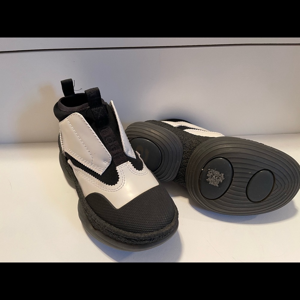 Alexander Wang (Rare find)Excellent condition! Size 5 Black/white rubber soles